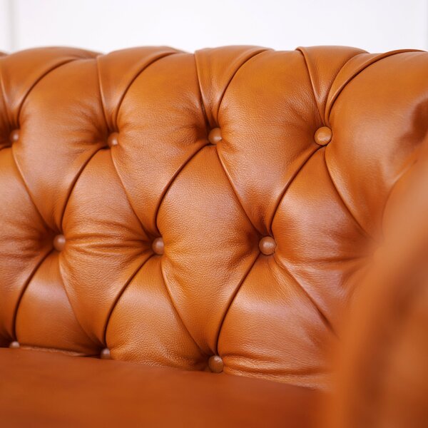 Divano 2 Posti Chesterfield Medium Pelle Primo Fiore Whisky Buckingham - Design Iconico