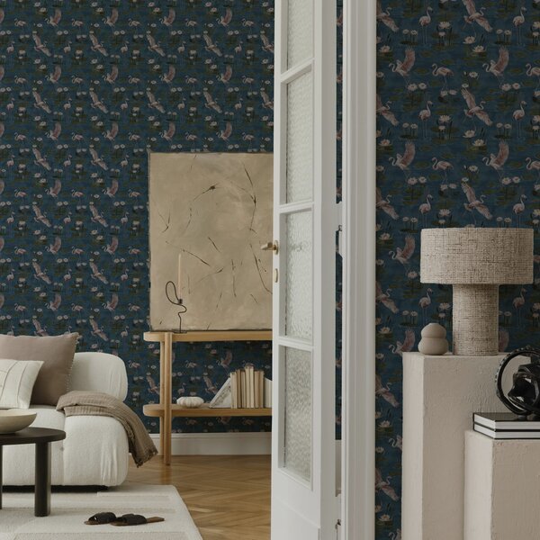 Carta da parati Fenicottero tra ninfee, scena tropicale su sfondo blu navy, Parati fiori e piante classici, a00237 : Uwalls.it