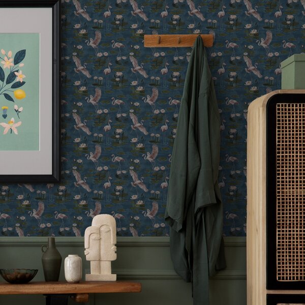 Carta da parati Fenicottero tra ninfee, scena tropicale su sfondo blu navy, Parati fiori e piante classici, a00237 : Uwalls.it