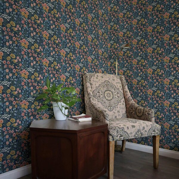 Carta da parati Fiori di prato colorati ad acquerello su blu navy, Parati fiori e piante classici, a00381 : Uwalls.it