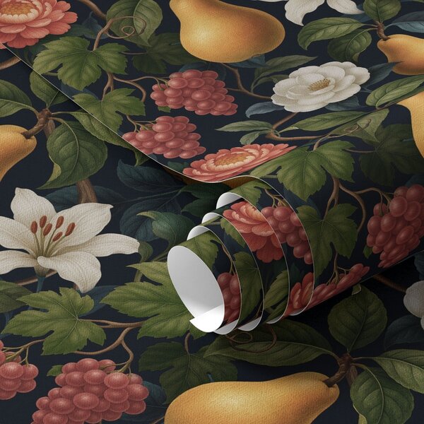 Carta da parati Frutti e fiori barocchi su uno sfondo scuro e drammatico, Parati fiori e piante classici, a00387 : Uwalls.it