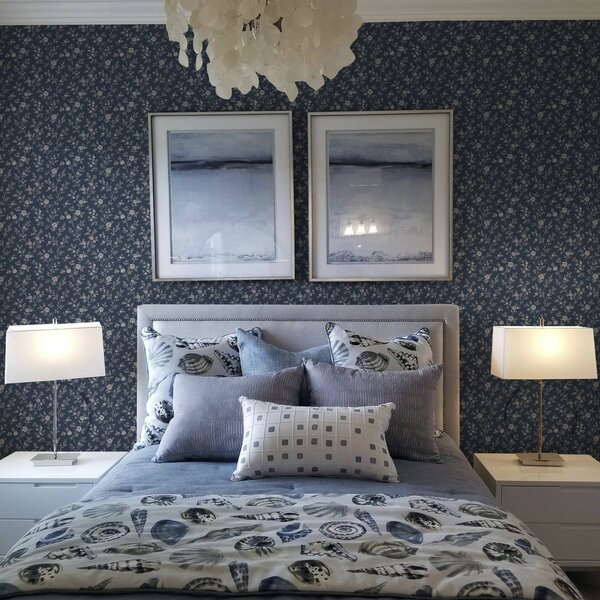 Carta da parati Sfondo blu scuro con sottili rami e fiori beige, Parati fiori e piante classici, a00612 : Uwalls.it