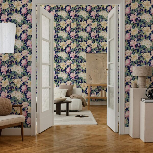 Carta da parati Magnolie e boccioli su uno sfondo blu navy intenso, Parati fiori e piante classici, a00644v1 : Uwalls.it