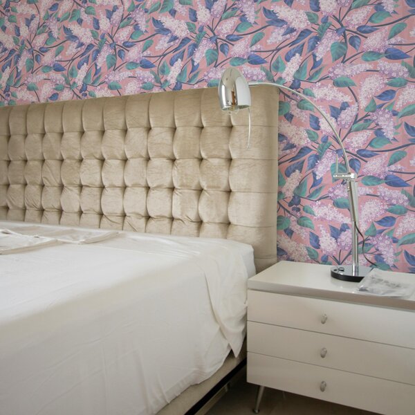 Carta da parati Delicati fiori lilla su sfondo rosa, atmosfera primaverile, Parati fiori e piante classici, a00797 : Uwalls.it