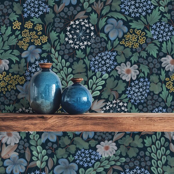 Carta da parati Giardino notturno con gigli blu, bacche e vegetazione selvatica, Parati fiori e piante classici, a00996 : Uwalls.it
