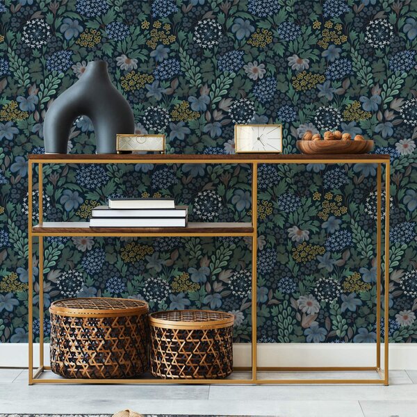 Carta da parati Giardino notturno con gigli blu, bacche e vegetazione selvatica, Parati fiori e piante classici, a00996 : Uwalls.it