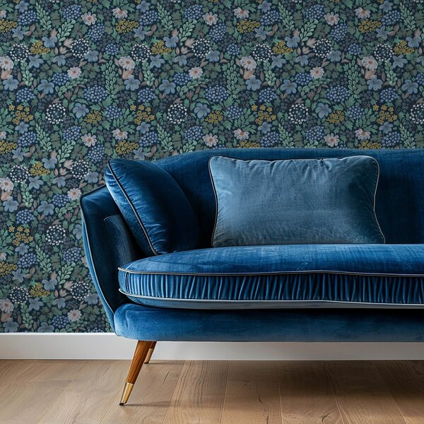 Carta da parati Giardino notturno con gigli blu, bacche e vegetazione selvatica, Parati fiori e piante classici, a00996 : Uwalls.it
