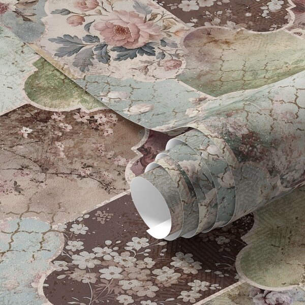 Carta da parati Patchwork di pannelli floreali e piastrelle consumate con motivi decorativi, Parati fiori e piante classici, a01038 : Uwalls.it