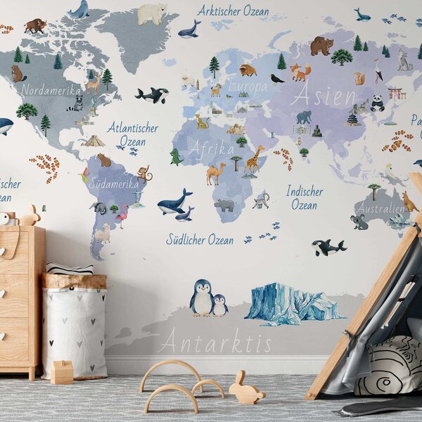 Carta da parati Una mappa blu in stile acquerello con animali, piante ed edifici. Didascalie, Carta da parati Mappa del Mondo, c00009dev1 : Uwalls.it