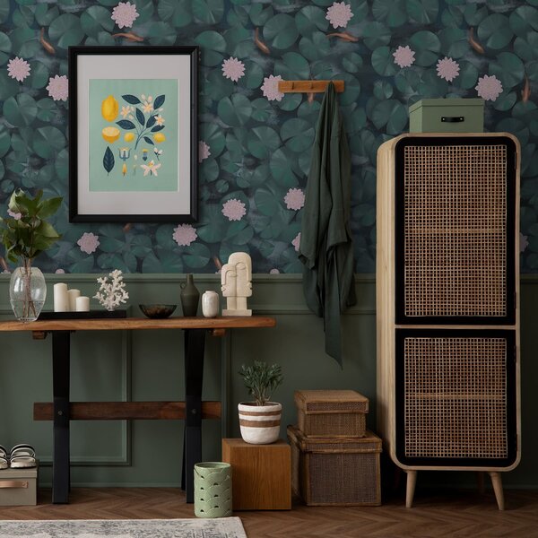 Carta da parati Ninfee con fiori e pesci su sfondo scuro, Parati fiori e piante classici, a01177 : Uwalls.it