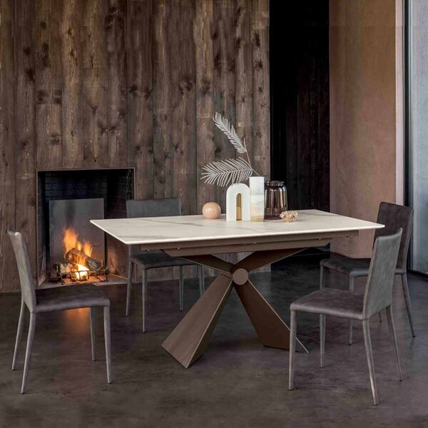 Altacom sintesi tavolo allungabile con base in metallo e piano in ceramica, piano ceramica, struttura metallo verniciato bronzo goffrato, misure piano cm 160x90 allungabile a 260, finiture calacatta gold opaco allunghe in ceramica in continuo