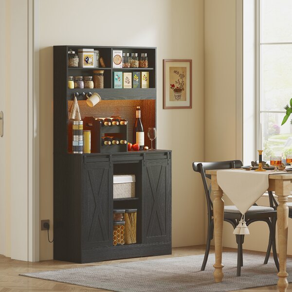 HOMCOM Credenza da Cucina Alta Stile Rustico con 2 Armadietti, Portabottiglie, Prese di Ricarica e Luci LED, Nero | Aosom Italy