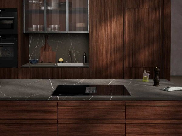Aeg Piano Cottura a Induzione con Cappa Integrata Aspirante/Filtrante 4 Fuochi Larghezza 70 cm in Vetro colore Nero - NCH74B01CB