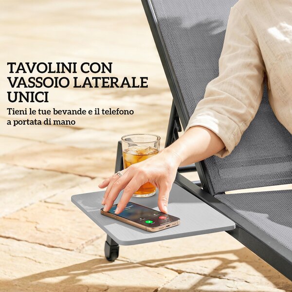 Outsunny Set 2 Lettini Prendisole Regolabili in 5 Posizioni con Tavolino Laterale e 2 Ruote, in Metallo e Poliestere, Grigio | Aosom Italy