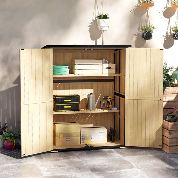 Outsunny Armadio da giardino in legno e acciaio, armadio per attrezzi outdoor con tetto in asfalto, 2 ripiani, porte richiudibili, legno naturale | Aosom Italy