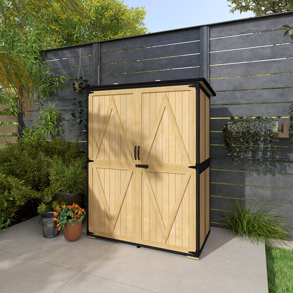 Outsunny Armadio da giardino in legno e acciaio, armadio per attrezzi outdoor con tetto in asfalto, 2 ripiani, porte richiudibili, legno naturale | Aosom Italy