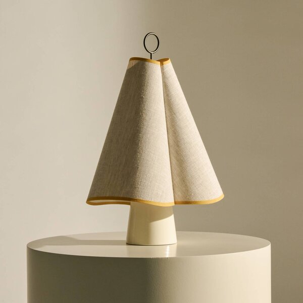 GUBI Lampada da tavolo Hornbæk, dimmerabile, Crema / Ambra, Soggiorno / Sala da pranzo, Ceramica, Design, Lampada da tavolo