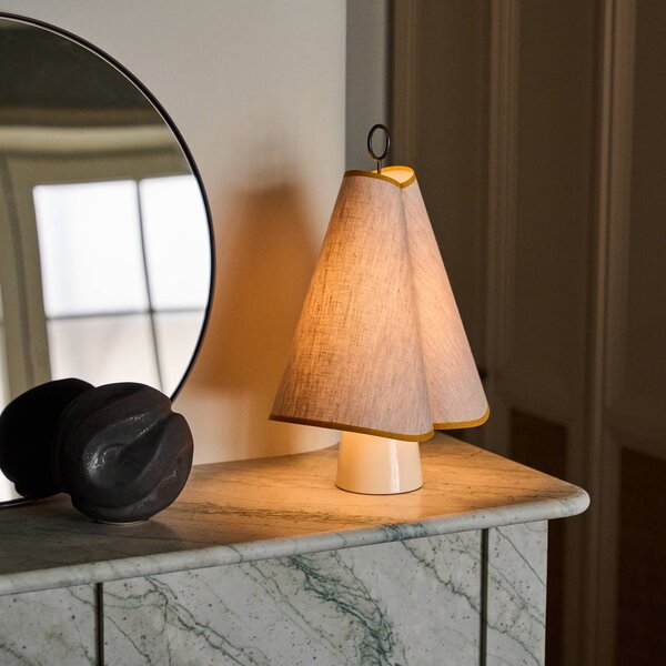 GUBI Lampada da tavolo Hornbæk, dimmerabile, Crema / Ambra, Soggiorno / Sala da pranzo, Ceramica, Design, Lampada da tavolo