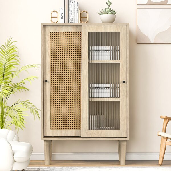 Credenza moderna in Legno con Ante Scorrevoli in Vetro e Rattan Sintetico a 6 ripiani Interni, color Quercia