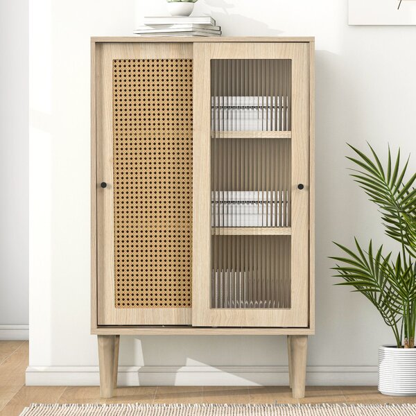 Credenza moderna in Legno con Ante Scorrevoli in Vetro e Rattan Sintetico a 6 ripiani Interni, color Quercia