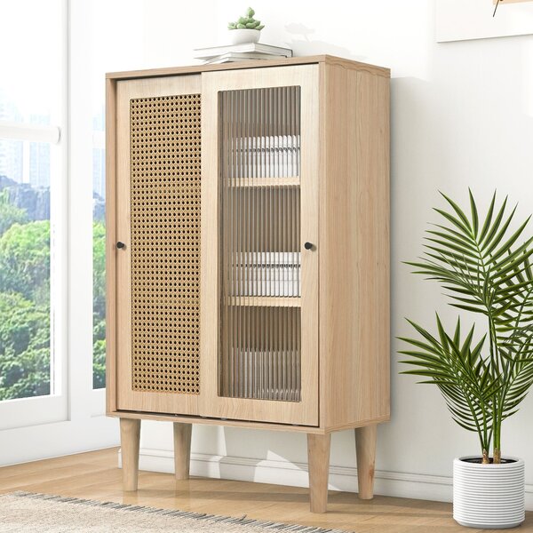 Credenza moderna in Legno con Ante Scorrevoli in Vetro e Rattan Sintetico a 6 ripiani Interni, color Quercia