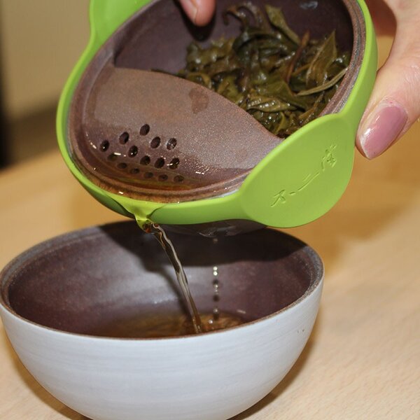Mug Joy Pot in Purion Lin’s Ceramic Studio - Marrone