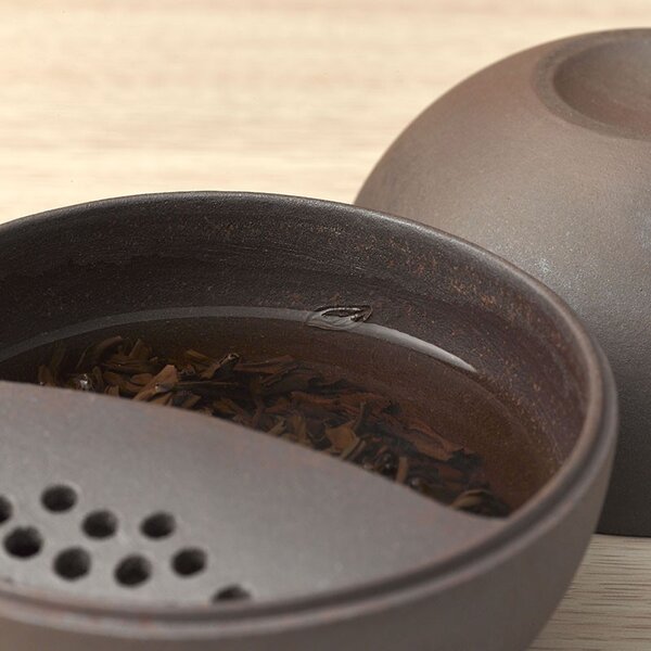 Mug Joy Pot in Purion Lin’s Ceramic Studio - Marrone
