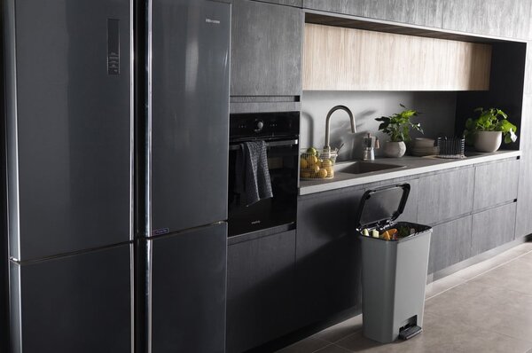 Cestino per la spazzatura grigio scuro in plastica con pedale 50 l Compatta – Curver