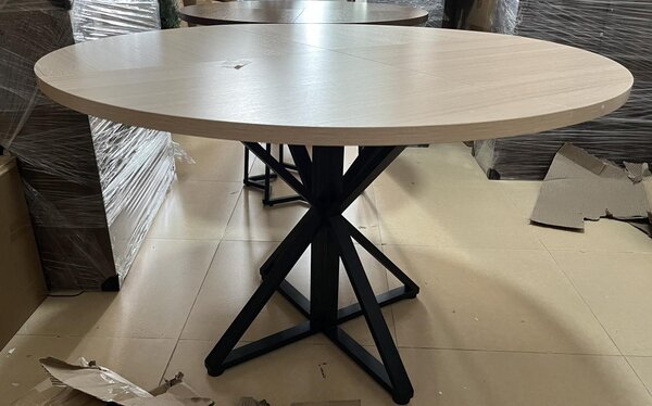 Tavolo da pranzo, tavolo da cucina, design moderno, piano stabile, colore nero, realizzato in materiale composito di legno (MDF/pannello truciolare), struttura in metallo robusta