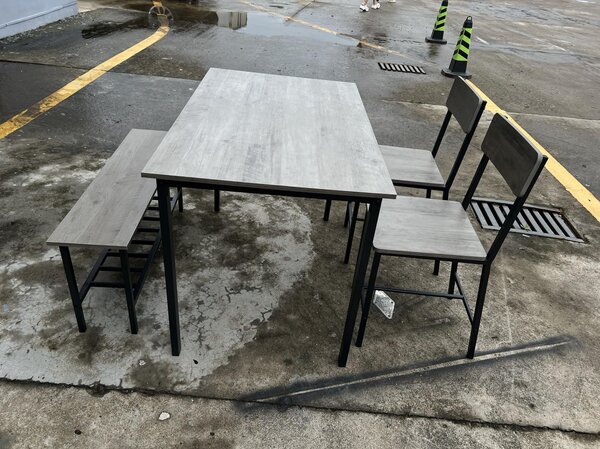 Tavolo da pranzo, tavolo da cucina, design moderno, piano stabile, colore nero, realizzato in materiale composito di legno (MDF/pannello truciolare), struttura in metallo robusta