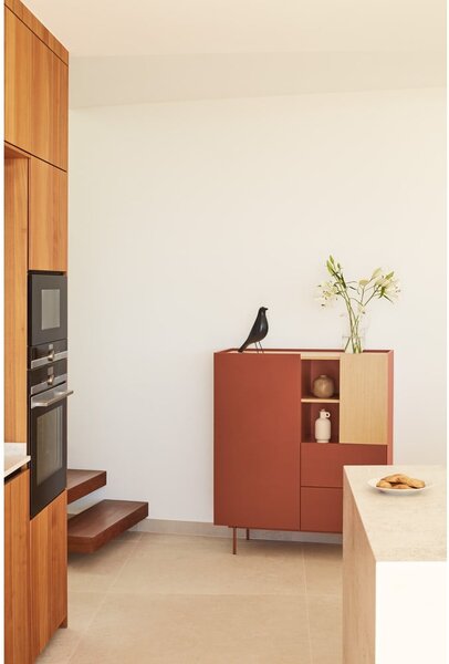 Cassettiera alta in rovere decorato in colore naturale mattone 100x45 cm Otto - Teulat