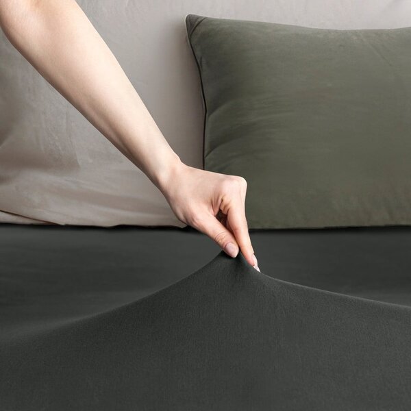 Lenzuolo con angoli grigio scuro in jersey 90x200 cm Amber – Restilo