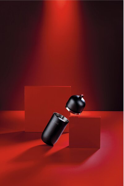 Shaker per cocktail POP ART Dimensioni � 9 cm � H 23 cm dotato di un filtro interno per versare il cocktail in modo fluido nero