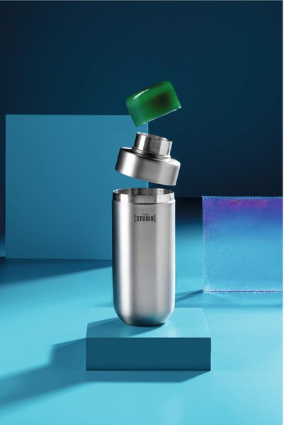 Cocktail Shaker Grigio ICE LOVE Dimensioni � 8 cm � H 22 cm dotato di un filtro interno per versare il cocktail in modo fluido
