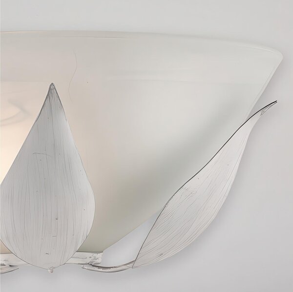 Applique in ferro laccato con Diffusore in Vetro ESSE Dimensioni 30x15x h14 cm - 1 x E27 - 55 Watt , decorazione argento antico e diffusore in vetro diametro 30 Alabastro bianco E Argento