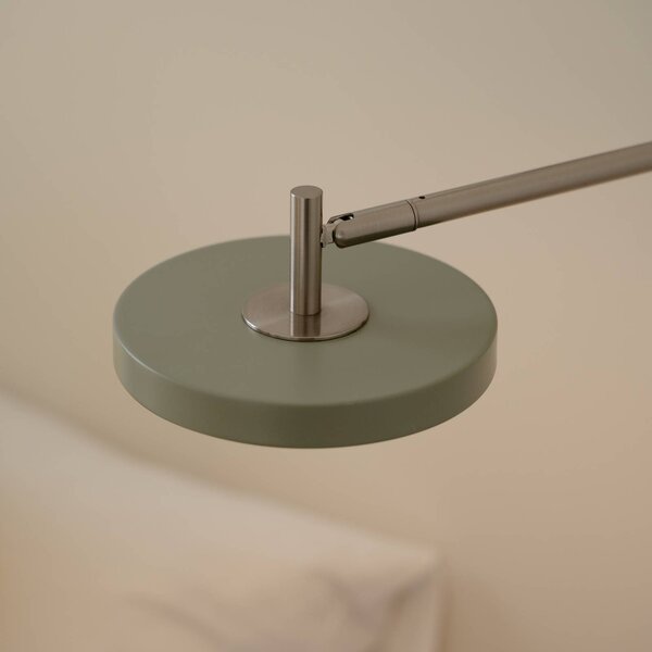 UMAGE Applique a LED Asteria Long, verde oliva, acciaio, con spina dimmerabile, Verde, Camera da letto, Metallo, Design, Applique