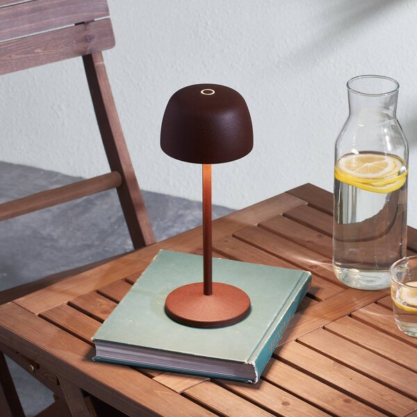 Lindby Lampada da tavolo a batteria LED Arietty, marrone, dimmerabile, IP65 Arietty Lindby, dimmerabile, Marrone / Ruggine, Soggiorno / Sala da pranzo, Alluminio, Moderno