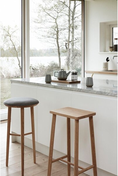 Sedia da bar di colore naturale in rovere massiccio (altezza della seduta 72 cm) Folk – Hübsch