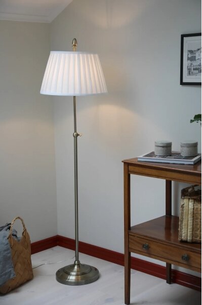 Markslöjd 108972 - Lampada da terra OXFORD 1xE14/40W/230V bianco/ottone