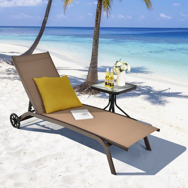 Costway Chaise longue regolabile per piscina cortile giardino, Sedia a sdraio per cortile con ruote e tessuto ad asciugatura rapida Marrone