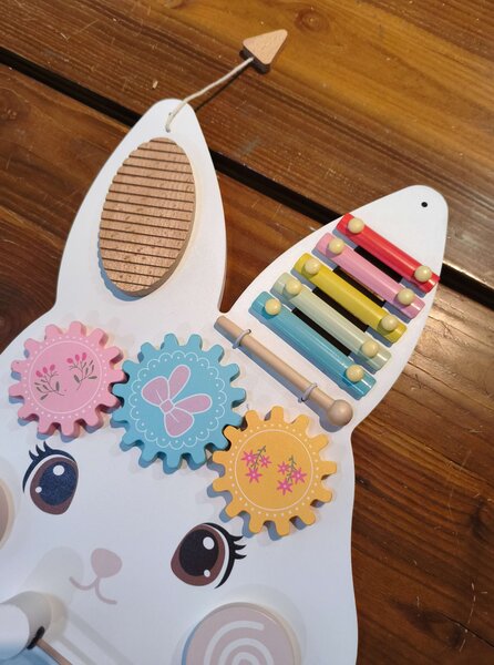 AIYAPLAY Busy Board Montessori in Legno da Parete per Bambini 1.5-6 Anni a Tema Coniglietto Pasquale, Bianco | Aosom Italy