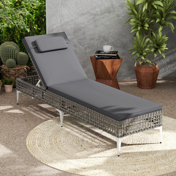 Costway Lettino sdraio in rattan PE con schienale regolabile a 6 livelli per piscina, Sedia a sdraio da patio cuscino e poggiatesta removibili Grigio