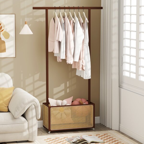 Costway Appendiabiti con cesto di stoccaggio in rattan e ruote per spazi piccoli, Appendiabiti in bambù per camera da letto Marrone