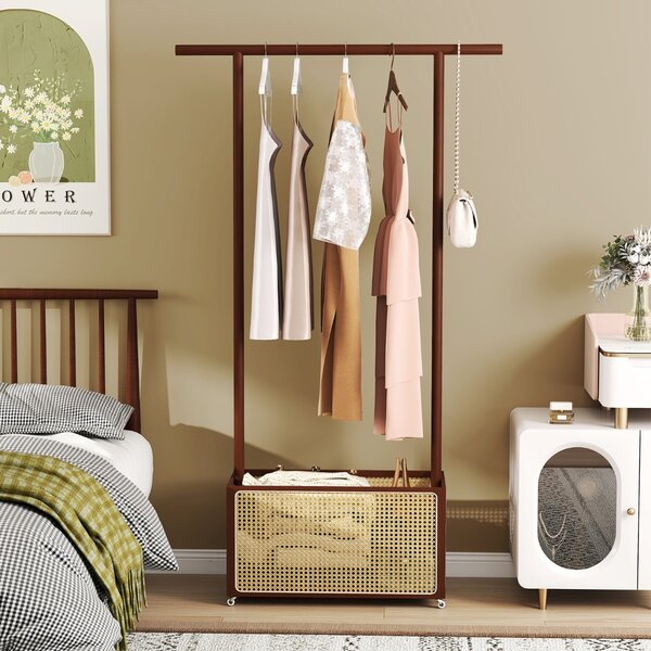 Costway Appendiabiti con cesto di stoccaggio in rattan e ruote per spazi piccoli, Appendiabiti in bambù per camera da letto Marrone