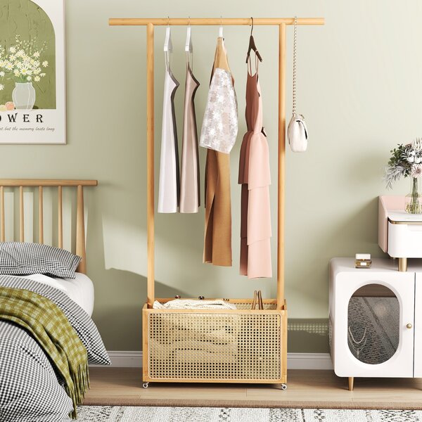 Costway Appendiabiti con cesto di stoccaggio in rattan e ruote per spazi piccoli, Appendiabiti in bambù per camera da letto Legno naturale