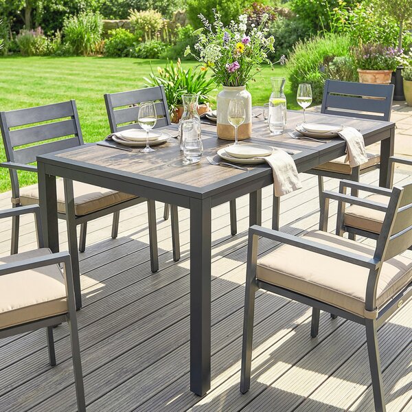 Outsunny Tavolo da giardino per 4 a 6 persone, tavolo da pranzo esterno con piano effetto legno, 140 x 80 x 72 cm, grigio scuro | Aosom Italy