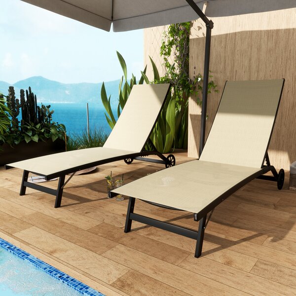 Outsunny Set di 2 lettini prendisole in alluminio e textilene con rotelle schienale reclinabile carico max. 150 Kg kaki | Aosom Italy