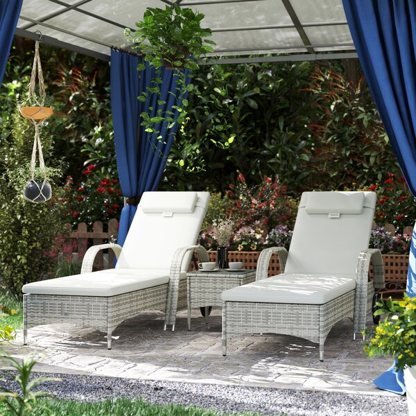 Outsunny Set di 2 lettini prendisole: materasso, poggiatesta, inclinazione regolabile, ruote + tavolino in vetro temperato crema | Aosom Italy