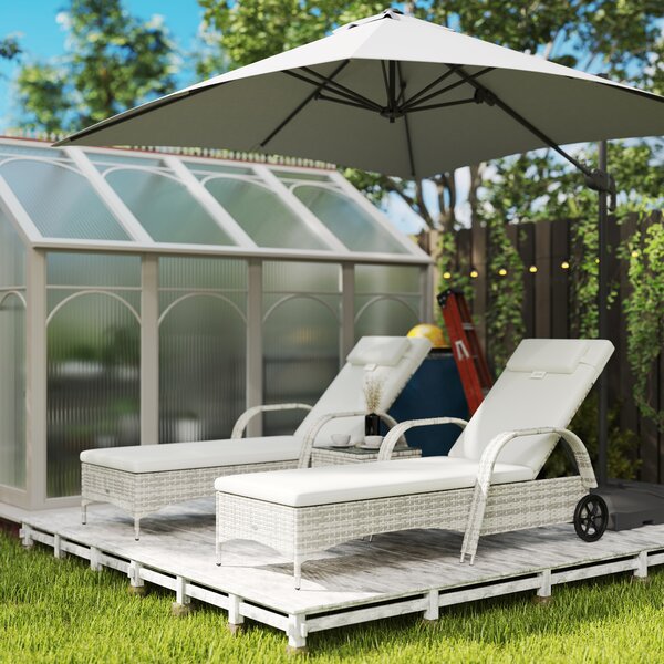 Outsunny Set di 2 lettini prendisole: materasso, poggiatesta, inclinazione regolabile, ruote + tavolino in vetro temperato crema | Aosom Italy
