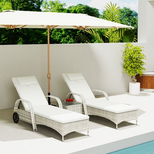 Outsunny Set di 2 lettini prendisole: materasso, poggiatesta, inclinazione regolabile, ruote + tavolino in vetro temperato crema | Aosom Italy